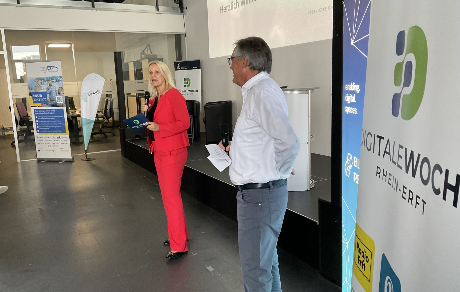 Susanne Kayser-Dobiey und Prof. Prinz im Blockchain Reallabor Hürth